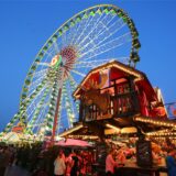Das beleuchtete Riesenrad Bellevue bei Nacht auf der Sterkrader Fronleichnamskirmes in Oberhausen.