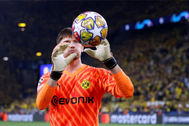BVB-Torhüter Gregor Kobel fängt den Ball.
