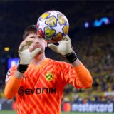 BVB-Torhüter Gregor Kobel fängt den Ball.