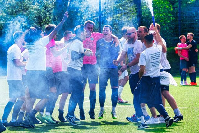 Der SV Wacker Obercastrop machte bereits am 7. April 2024 sein Meister-Stück in der Kreisliga B2 durch ein 9:0 beim SV Holsterhausen II. Die Wackeraner feierten mit Sekt und Bengalos.
