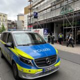 Ein Polizeiwagen steht in einer Straße vor einem Parkhaus in der Dortmunder Innenstadt.