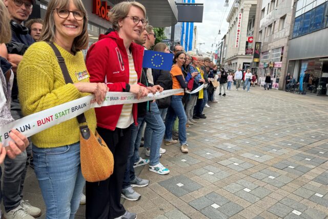 Demonstrierende auf einer Kundgebung gegen Rechtsextremismus in Dortmund.