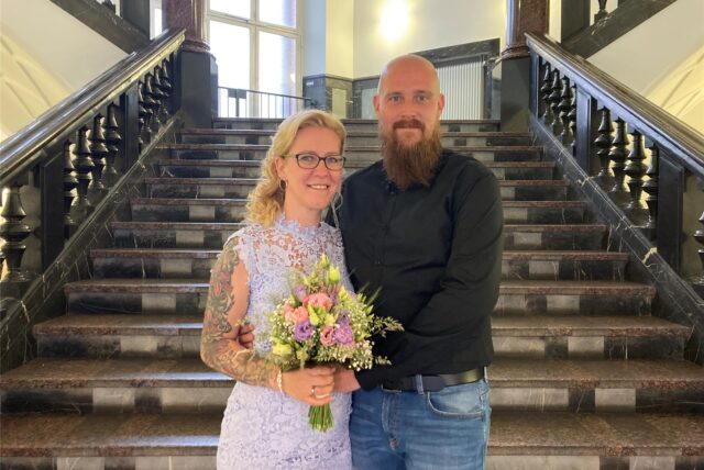 Zu sehen ist das Hochzeitspaaar Alexander (38) und Linda Gröhl (39) vor der Treppe im alten Dortmunder Rathaus.