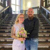 Zu sehen ist das Hochzeitspaaar Alexander (38) und Linda Gröhl (39) vor der Treppe im alten Dortmunder Rathaus.