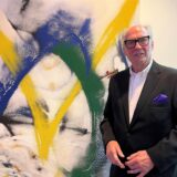 Ulrich Schriewer vor einem seiner Kunstwerke