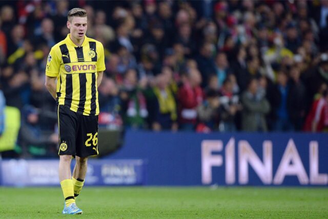 Lukasz Piszczek geht enttäuscht über den Rasen.