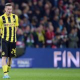 Lukasz Piszczek geht enttäuscht über den Rasen.