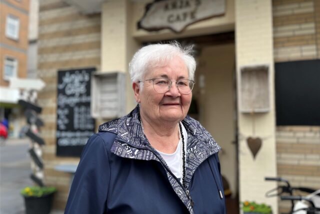 Ulla Kammler (81) vor Anjas Café in Habinghorst. Dreimal in der Woche kommt sie hier her.
