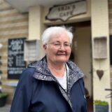 Ulla Kammler (81) vor Anjas Café in Habinghorst. Dreimal in der Woche kommt sie hier her.