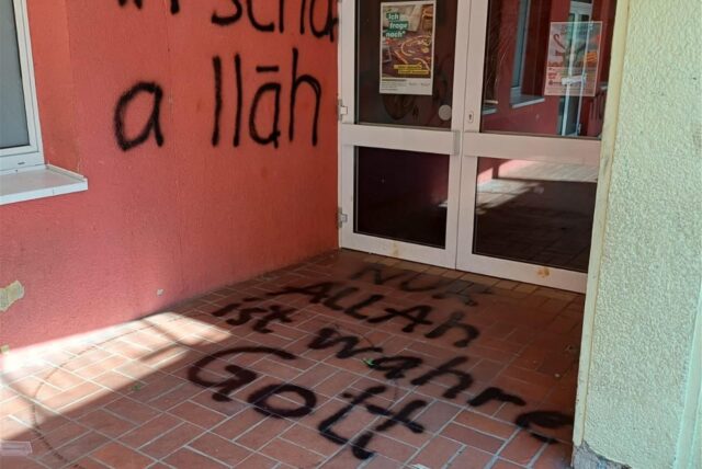 Schmierereien auf dem Boden und an der Wand der Böckenheckschule in Datteln.