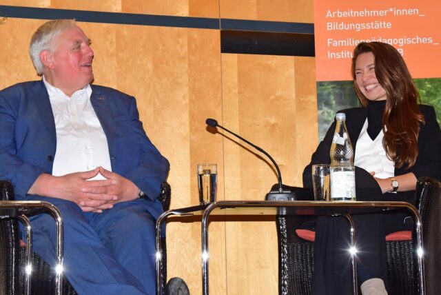Bei der Podiumsdiskussion ging es nicht nur ernst zu. Zeit für einen Scherz hatten Minister Karl-Josef Laumann und Martyna Berenika Linartas.
