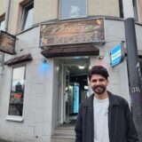 Trinkhallen-Betreiber Sores Ekinci steht vor seinem Vintage Kiosk an der Hermann-Bresser-Straße in Recklinghausen.