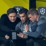 Edin Terzic, Nuri Sahin und Sven Bender schauen auf ein iPad.