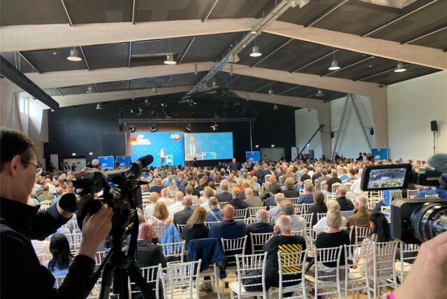 Unter großem Interesse der Medien hören im Eventzentrum.NRW in Sinsen Hunderte Anhänger der AfD die Reden der beiden Bundesvorsitzenden Alice Weidel und Tino Chrupalla.