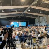Unter großem Interesse der Medien hören im Eventzentrum.NRW in Sinsen Hunderte Anhänger der AfD die Reden der beiden Bundesvorsitzenden Alice Weidel und Tino Chrupalla.