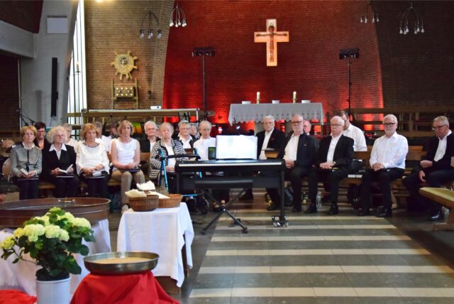 Gläubige vor dem Altar der Laurentiuskirche