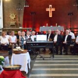 Gläubige vor dem Altar der Laurentiuskirche