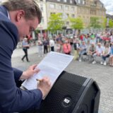 Das Brandmauer-Versprechen in der Castroper Altstadt am 26. Mai 2024: MdB Michael Breilmann (CDU) unterzeichnet das überparteiliche Dokument für die Ratsfraktion.