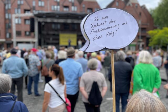 Das Brandmauer-Versprechen in der Castroper Altstadt am 26. Mai 2024 und eine anschließende Menschenkette: Rund 400 bis 500 Personen nahmen teil.
