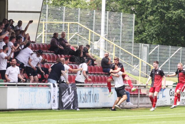 1:0 für den VfB Hüls: Torschütze Brian-Sydney Fromm wird bei seinem Jubellauf von den Kollegen vom FC Marl III begeistert in Empfang genommen.