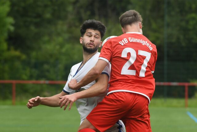 Der FC Castrop-Rauxel (weiße Trikots) sorgte mit einem 2:0 gegen den VfB Günnigfeld dafür, dass Mengede 08/20 nicht absteigen musste.
