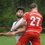Der FC Castrop-Rauxel (weiße Trikots) sorgte mit einem 2:0 gegen den VfB Günnigfeld dafür, dass Mengede 08/20 nicht absteigen musste.
