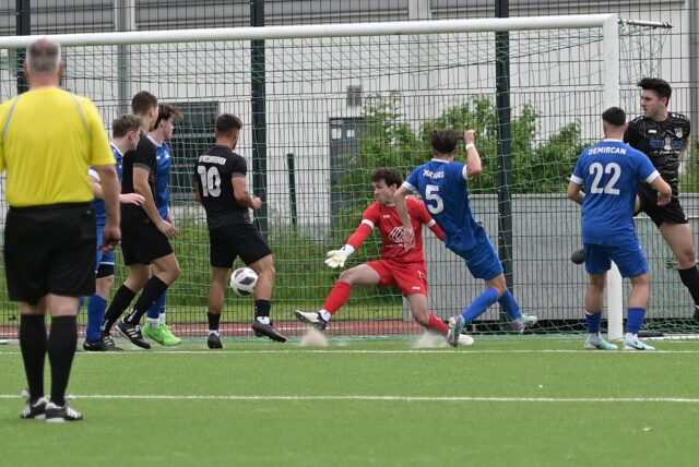 Schrecksekunde beim VfB Waltrop: An Freund und Feind sowie VfB-Torwart Tim Ressemann (M.) schlägt der Ball im langen Eck zum zwischenzeitlichen 0:1 ein.
