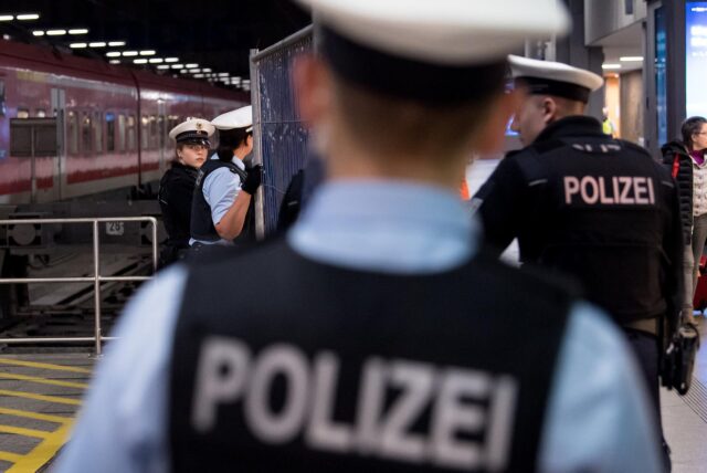 Beamte der Bundespolizei wurden am Hauptbahnhof nach einem Streit zwischen zwei Männern hinzugerufen. (Symbolbild)