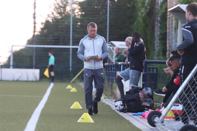 Hatte am Ende kaum noch Spieler auf seinem Zettel: Timo Koscholleck ist froh, dass die Saison beim TuS 05 Sinsen beendet ist.