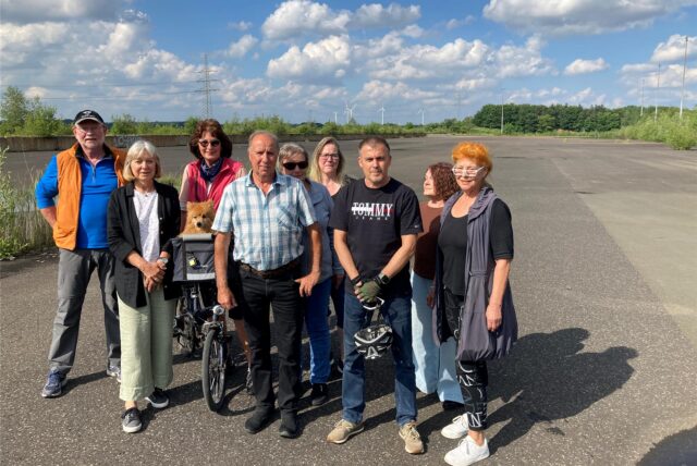 Die Anwohner Theo, Gisela, Petra, Jürgen, Dagmar, Monika, Günter, Claudia und Ulrike aus Marl-Sickingmühle stehen auf der Kohlenlagerfläche am AV-Hafen regelmäßig.