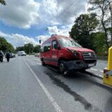 Ein Mannschaftswagen der Recklinghäuser Feuerwehr wird auf der Blitzkuhlenstraße in Recklinghausen abgeschleppt.