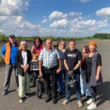 Die Anwohner Theo, Gisela, Petra, Jürgen, Dagmar, Monika, Günter, Claudia und Ulrike aus Marl-Sickingmühle stehen auf der Kohlenlagerfläche am AV-Hafen regelmäßig.