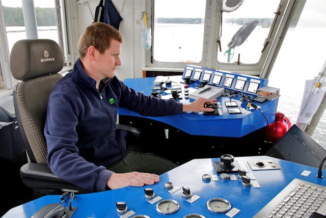 Betriebsmeister Timo Bußmann auf der „Brücke“ des Baggerschiffs.