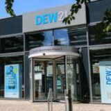 Eine Collage: Links ist Energiemakler Frank Schellmann zu sehen, rechts der Eingang zur DEW21-Zentrale in Dortmund.