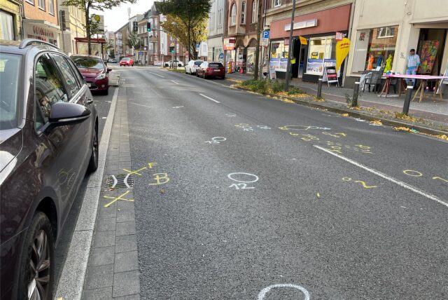 Die Farbmarkierungen der Polizei auf der Ewaldstraße waren noch Tage nach der Tat zu erkennen. (Archivfoto Oktober 2023)