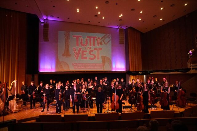 Ein Orchester auf der Bühne