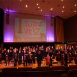 Ein Orchester auf der Bühne