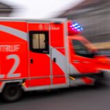 Ein Rettungswagen in voller Fahrt.