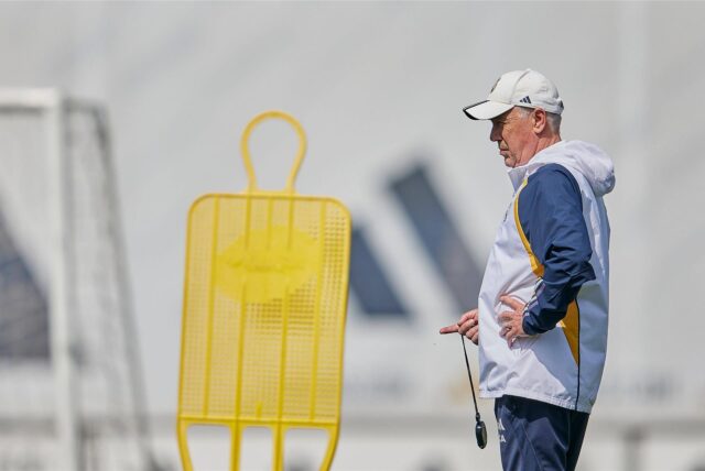 Carlo Ancelotti schaut zur Seite.