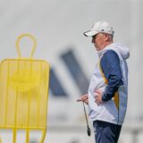 Carlo Ancelotti schaut zur Seite.