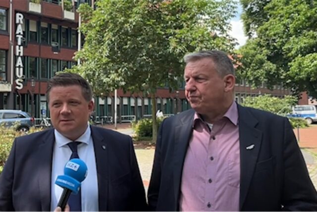 Bürgermeister und Kämmerer vor dem Rathaus in Haltern