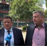 Bürgermeister und Kämmerer vor dem Rathaus in Haltern