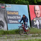 Ein Radfahrer fährt im Stadtteil Sachsenhausen an Großplakaten von FDP (l-r), CDU, SPD und Freien Wählern zur Europawahl vorbei.