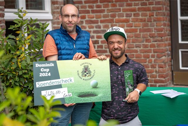Schirmherr Mathias Mester (rechts) und Mirko Dominik halten einen Spendenscheck über 2624,50 In den Händen.