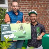 Schirmherr Mathias Mester (rechts) und Mirko Dominik halten einen Spendenscheck über 2624,50 In den Händen.