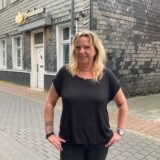 Anja Schug steht vor der Kneipe „Setzkasten“ in Recklinghausen, stemmt ihre Hände in die Hüften.