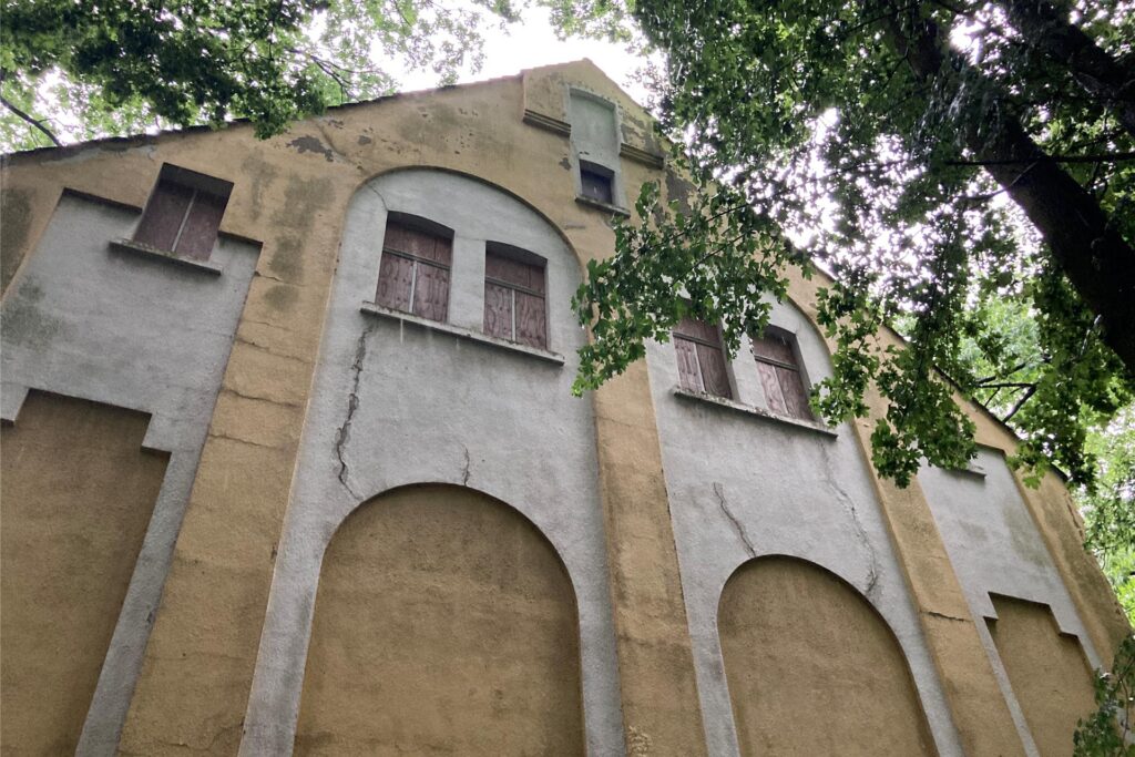 Viele Risse ziehen sich durch die Fassade der Waldschule. Die Fenster sind mit Brettern vernagelt. Viele Risse ziehen sich durch die Fassade der Waldschule. Die Fenster sind mit Brettern vernagelt.