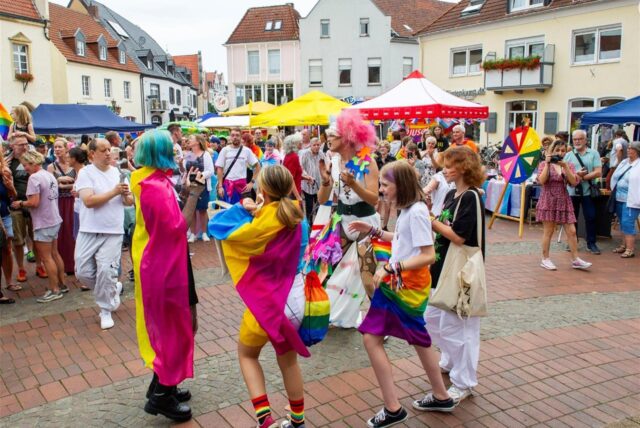 Eine Gruppe junger Leute tanzt auf dem Markt beim CSD 2023.
