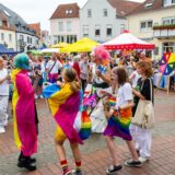 Eine Gruppe junger Leute tanzt auf dem Markt beim CSD 2023.