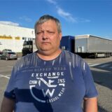 Lkw-Fahrer Michail (Name geändert) steht auf einem Parkplatz in Holzwickede vor anderen Lastwagen.